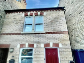 2 Bed House - Sleeps 4 - Parking - Wifi