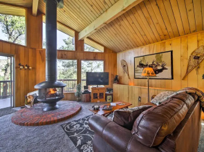 5 Mi to Big Bear Mtn Resort: Cozy Cabin w/ Deck
