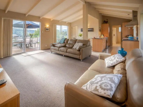 Scenic on Selwyn - Akaroa Holiday Home