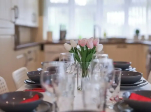 Spacious 4 Bedroom House With Parking