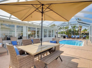 Canal-front Haven: Pool, Dock & Lanai in Palmetto