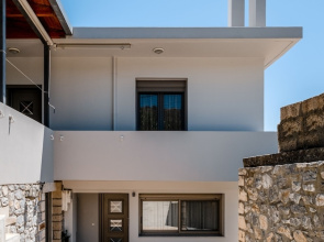 Vivian's Cosy Apartment with Pool & Privacy