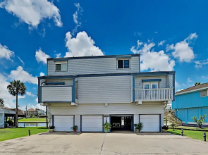 Bayfront Tiki Island W /boat Slip & Deck! 3 Bedroom Home