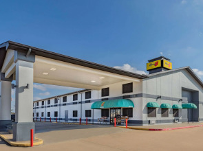 Super 8 by Wyndham League City/Kemah Area