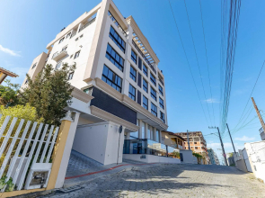 Apartamento em Condomínio com Piscina Pertinho do Mar