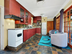 Staniland Guesthouse - OR Tambo Airport