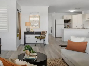3-bed Haven With Balcony and Bbq, 5-min to Beach