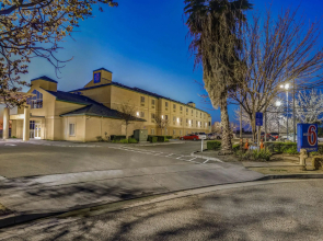 Howard Johnson by Wyndham Lemoore