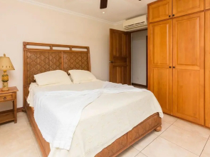Ocean View Condo - Few minute walk to the beach and restaurants