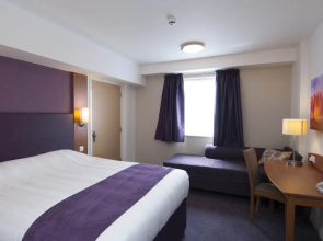 Premier Inn Woking West (A324)