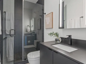 Sleeps 32, Private Compound w/ Putting Green Bouldin Collective by Avantstay