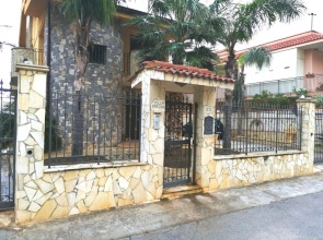 2 bedrooms appartement with sea view and enclosed garden at Palermo 2 km away from the beach