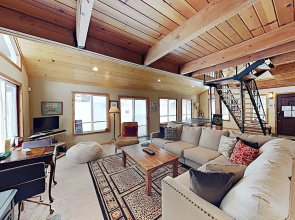 Charming Tahoe Donner Cottage by RedAwning