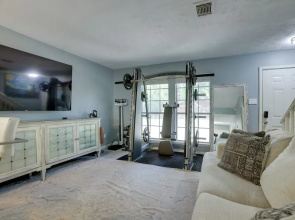 Pets Welcome! Humble Townhome 4 Mi to Airport