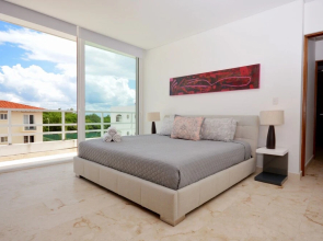 Stylish 2BR a few steps to the beach with pools by Happy Address