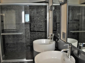 Old Town-Gold Coast Elegant 4 br-4 bath Home/ Free Parking/ Breakfast/ Backyard/ Walk Everywhere