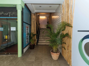 RedDoorz @ Amorsolo Makati