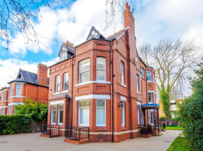 Hilltop Serviced Apartments - Stockport