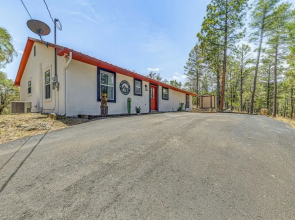 Charming Ruidoso House w/ Deck & Mountain Views!