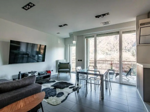 Eye on Como Lighty Loft By House Of Travelers