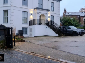 Lovely 3-bed Apartment in Altrincham