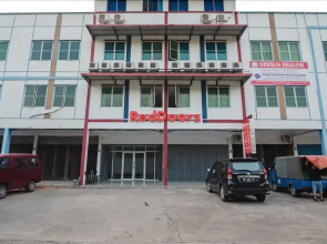 RedDoorz Plus Near Kepri Mall