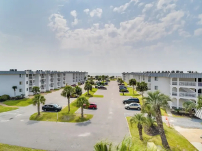 Gulf Shores Condo: Covered Balcony & Beach Access