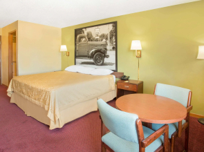 Super 8 by Wyndham Normal Bloomington