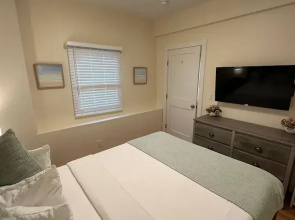 86 Dr Marcus House - Popular Broadway Area