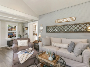 Red Door Cottage by Avantstay Cute Cottage w/ Ocean Views 1 Block From Beach!