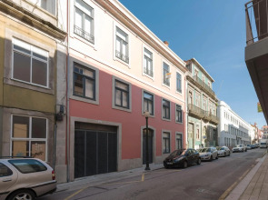 LovelyStay - Primrose 2BR Flat with Free Parking, AC and Balcony