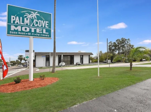 Palm Cove Motel