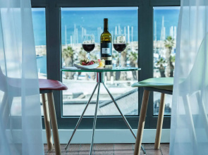 Sea Side by Zvieli Hotels