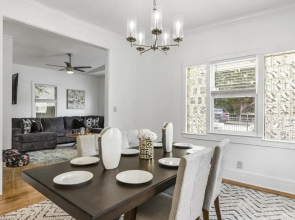 7-bedrooms Spacious House Near Downtown w Parking, Atlanta