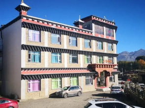 October Daocheng Youth Hostel
