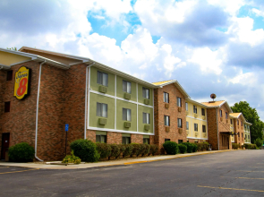 Super 8 by Wyndham Lenexa Overland Park/Mall Area