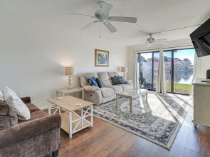 3 Mi to Surfside Beach & Pier: Townhome w/ Balcony