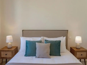 Phaedrus Living: Seaside Thalassa Cretan D101
