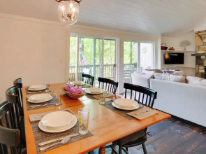 High-end Sapphire Retreat on Fairfield Lake!