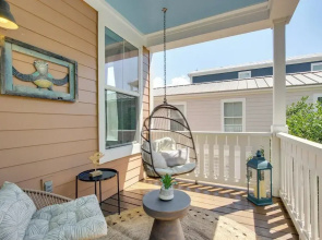 Walk to Beach: Cottage w/ Yard in Pass Christian!