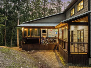 Luxury Cabin Getaway: 1 Mi To Broken Bow Lake!