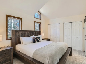 2bedroom+Loft Private Entry, Lake Views, Amazing Location, Near all Ski Resorts 3 Townhouse by RedAwning