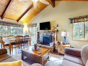 3BR Idyllic Cabin in the Woods w/ Wood Fireplace