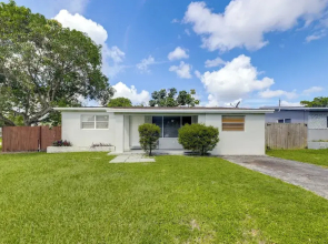 Fenced-in Yard: Home 3 Mi to Hard Rock Stadium!