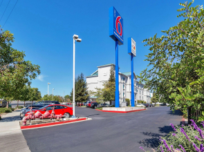 Studio 6 Belmont, CA – San Francisco - Redwood