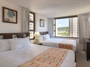 Waikiki Banyan - Pool View Tower 1 Suite 1501