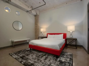 Gorgeous 1 Bedroom in Historic Building, Downtown