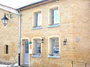 Charming Nest Cozy, Romantic, Very Comfortable, on a Square of Torgny