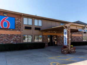 Motel 6 Troy, IL