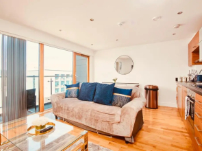 King Deluxe City Apt Large Balcony& Free Parking!